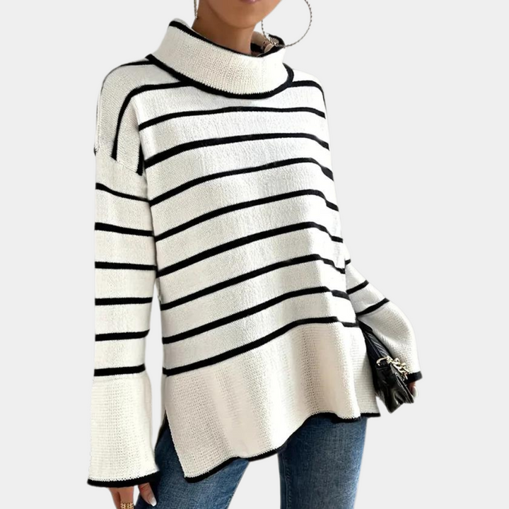 Witte trui met zwarte strepen, coltrui, lange mouwen, casual damesmode, herfstkleding, gestreept design, comfortabele pasvorm.