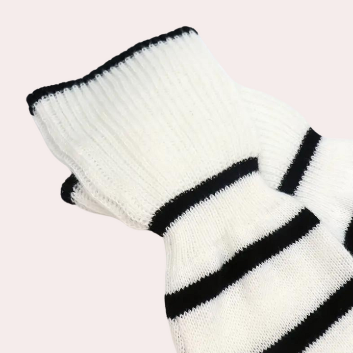 Witte gebreide sokken met zwarte strepen, modieus en comfortabel. Perfect voor dagelijks gebruik. Hoogwaardige kwaliteit, unisex design.