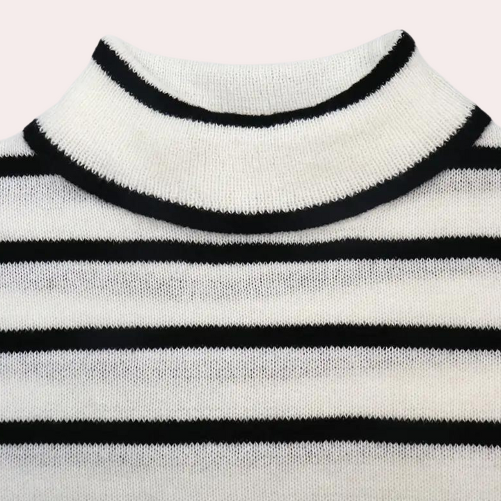Witte coltrui met zwarte strepen, gebreid ontwerp, modieuze dameskleding, herfst- en wintermode, comfortabele en stijlvolle trui.