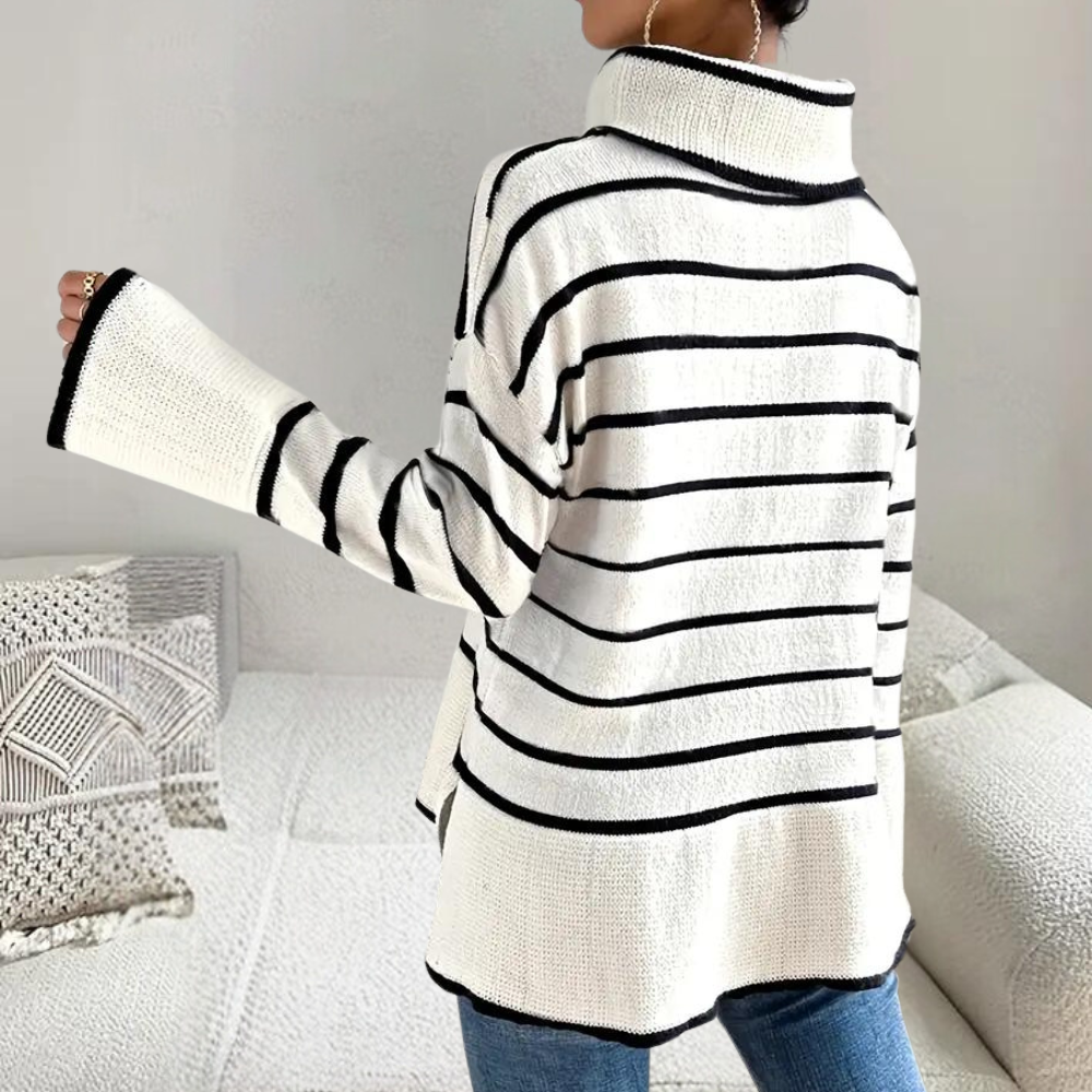 Witte trui met zwarte strepen, coltrui, lange mouwen, casual damesmode, comfortabele gebreide stof, trendy herfst- en winterkleding.