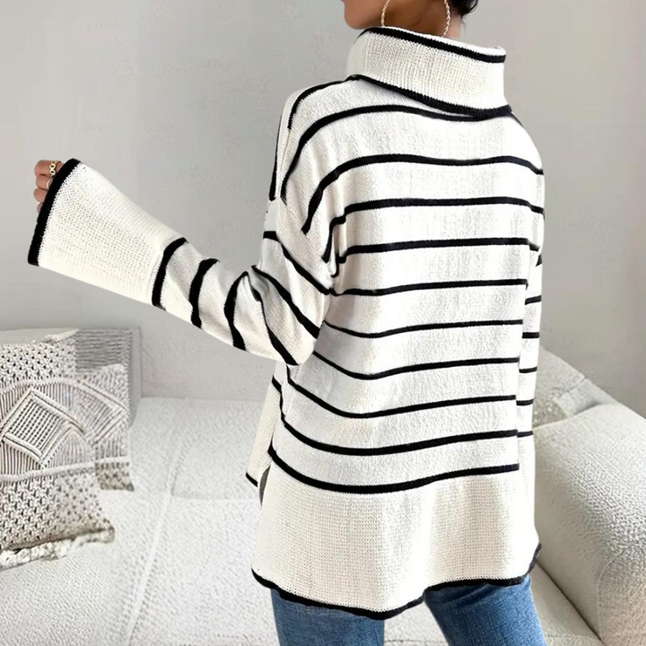 Witte trui met zwarte strepen, coltrui, lange mouwen, casual damesmode, comfortabele gebreide stof, trendy herfst- en winterkleding.