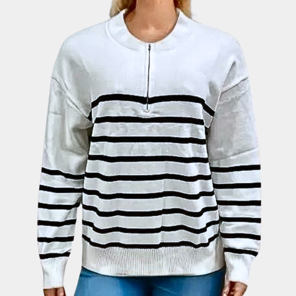 Witte trui met zwarte strepen, ritssluiting en ronde hals, gedragen door model. Modieuze dameskleding, casual stijl, comfortabele pasvorm.