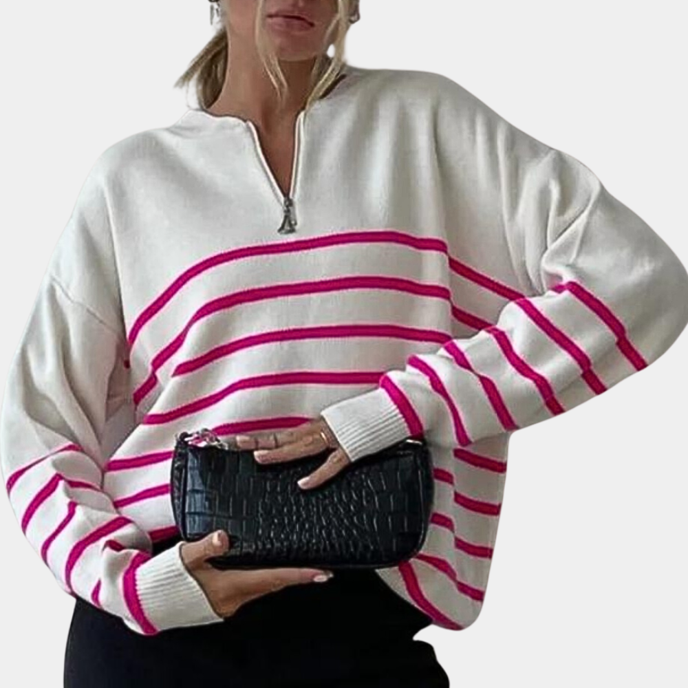 Vrouw draagt witte trui met roze strepen en houdt een zwarte krokodillenleren clutch vast. Modieuze dameskleding, casual stijl.