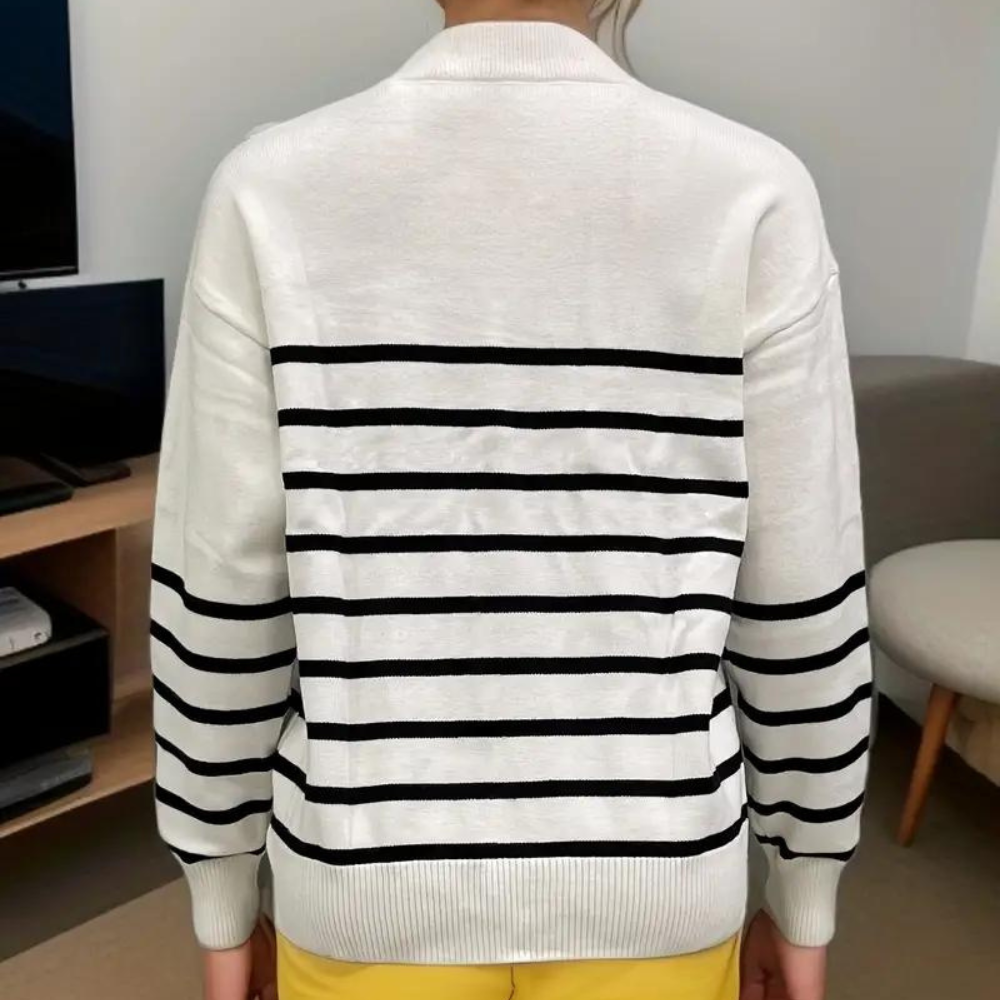 Witte trui met zwarte strepen, gedragen door persoon, achterkant zichtbaar. Modieuze dameskleding, casual stijl, comfortabele pasvorm.