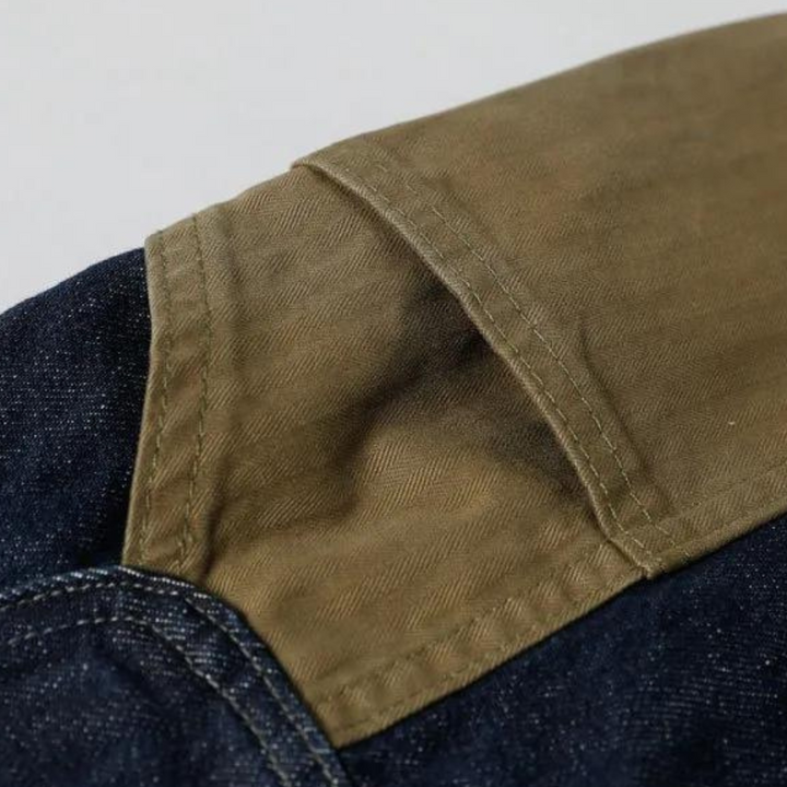 Donkerblauwe denim jeans met olijfgroene binnenvoering, close-up van de zak. Stijlvolle herenkleding, duurzame mode, hoogwaardige materialen.