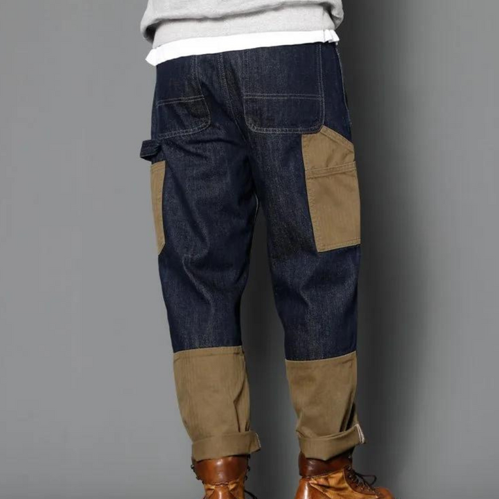 Jeans met bruine kniestukken en zakken, gedragen door een persoon. Modieuze herenkleding, denim broek, casual stijl, bruine laarzen.