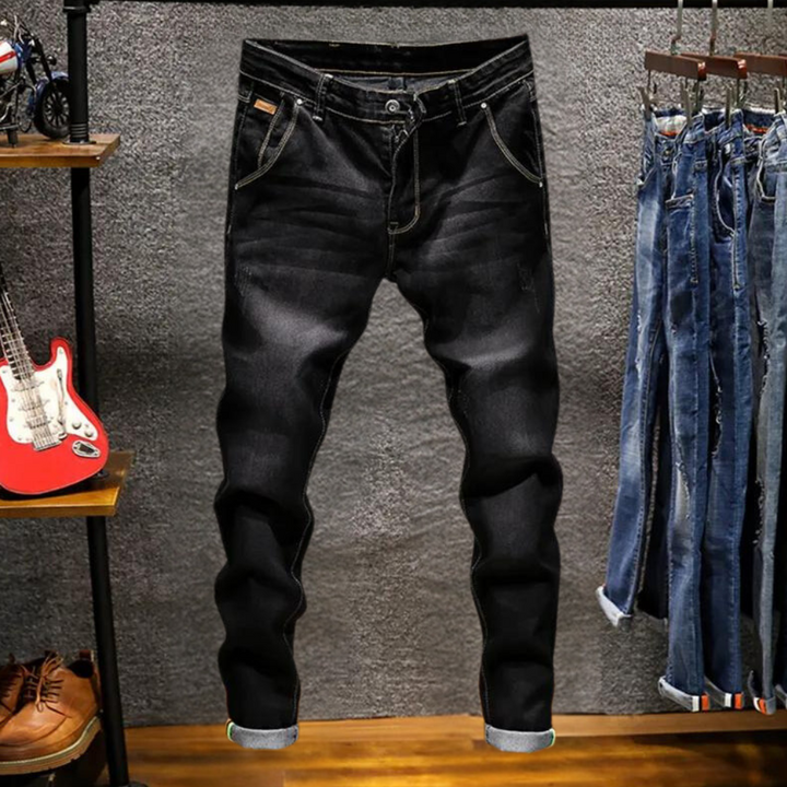 Zwarte spijkerbroek voor heren, casual stijl, opgehangen in een moderne kledingwinkel. Perfect voor dagelijks gebruik en modieuze outfits.