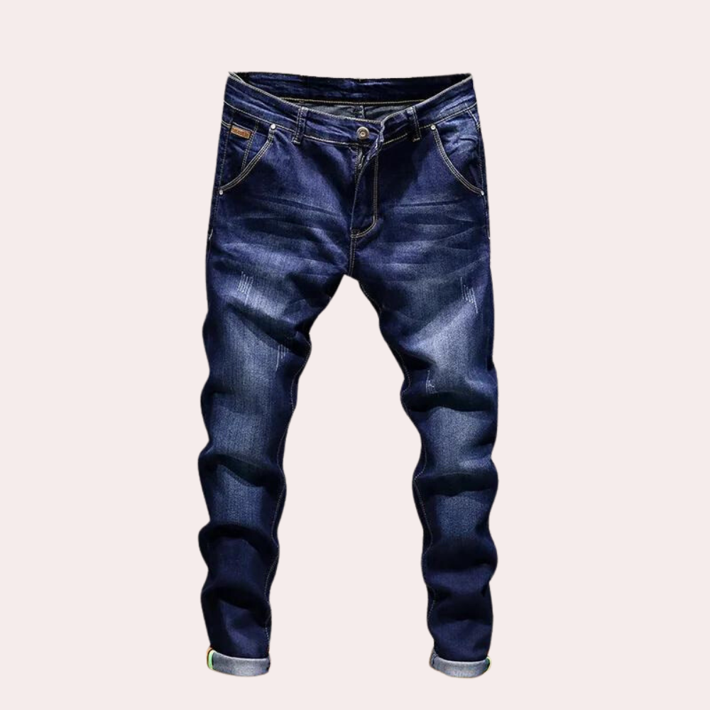Donkerblauwe spijkerbroek voor heren, slim fit, met lichte wassing en opgerolde zoom. Modieuze jeans, casual stijl, comfortabele pasvorm.