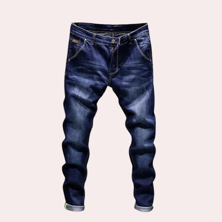 Donkerblauwe spijkerbroek voor heren, slim fit, met lichte wassing en opgerolde zoom. Modieuze jeans, casual stijl, comfortabele pasvorm.