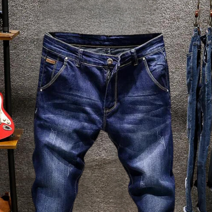 Donkerblauwe spijkerbroek voor heren, casual stijl, met lichte vervaging en contrasterende stiksels, ideaal voor modieuze en comfortabele outfits.