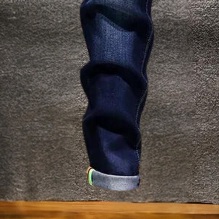 Donkerblauwe spijkerbroek met opgerolde zoom, moderne denimstijl, hoogwaardige stof, casual herenmode, trendy jeansontwerp.