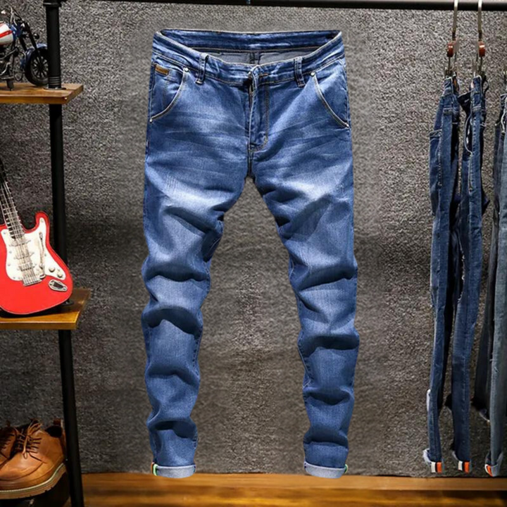 Lichtblauwe spijkerbroek voor heren, casual stijl, opgehangen in een kledingwinkel. Perfect voor modieuze en comfortabele dagelijkse outfits.