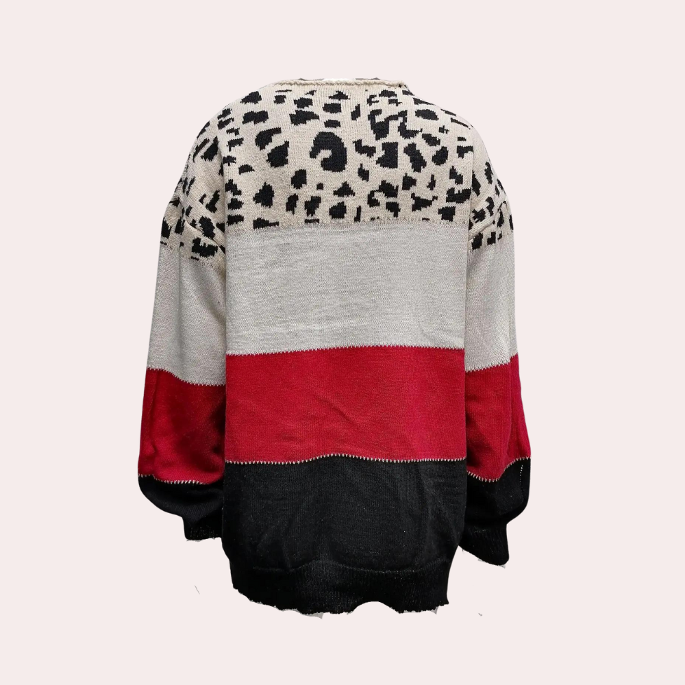 Achterkant van een kleurrijke trui met luipaardprint, beige, rode en zwarte strepen. Modieuze dameskleding, herfst-winter collectie.