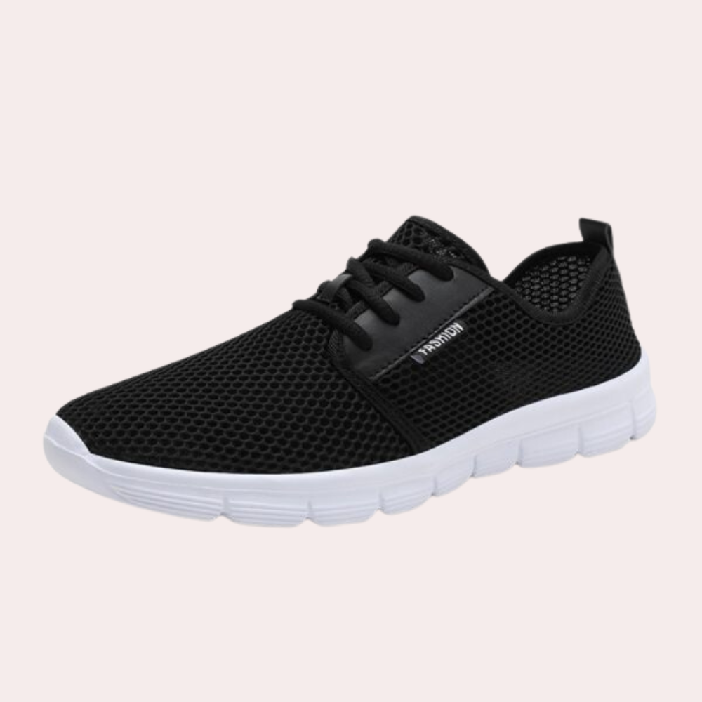 Zwarte sportieve sneaker met ademend mesh bovenwerk en witte zool, ideaal voor dagelijks gebruik en casual outfits. Comfortabele en modieuze schoen.