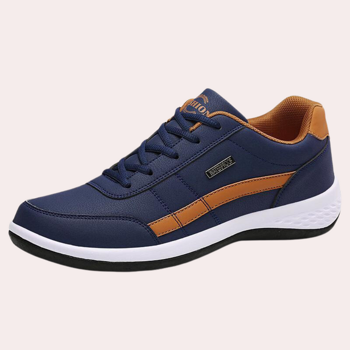 Blauwe herensneaker met bruine accenten, comfortabele sportieve schoen, ademend materiaal, witte zool, ideaal voor dagelijks gebruik.