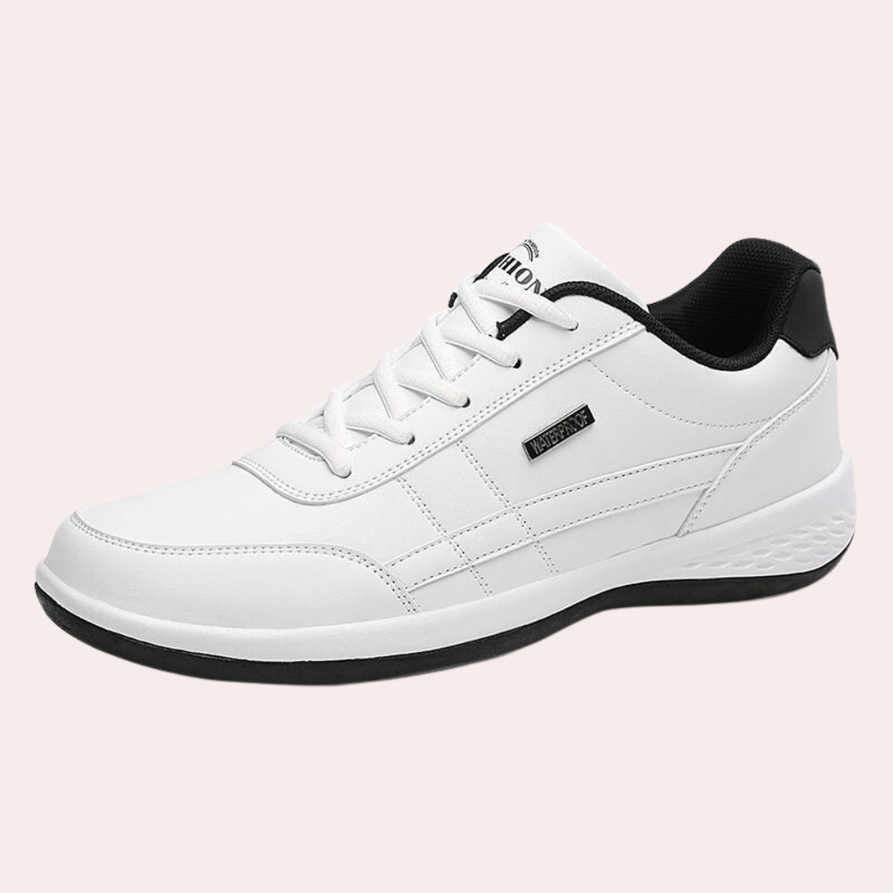 Witte sportschoen met zwarte accenten, merknaam op de zijkant, comfortabele zool. Ideaal voor dagelijks gebruik en sportieve activiteiten.