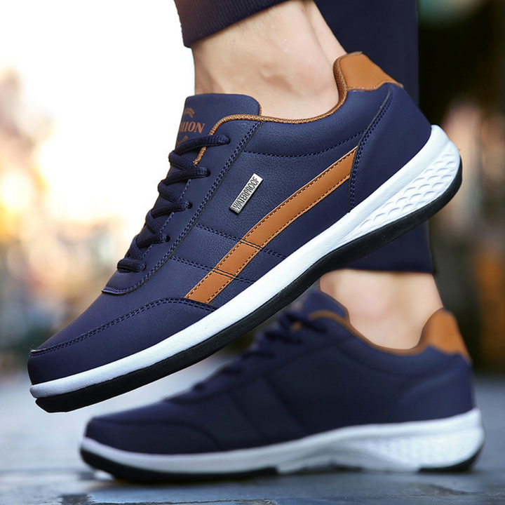 Donkerblauwe en bruine herensneakers met witte zool, sportief ontwerp, comfortabele pasvorm, ideaal voor dagelijks gebruik en casual outfits.