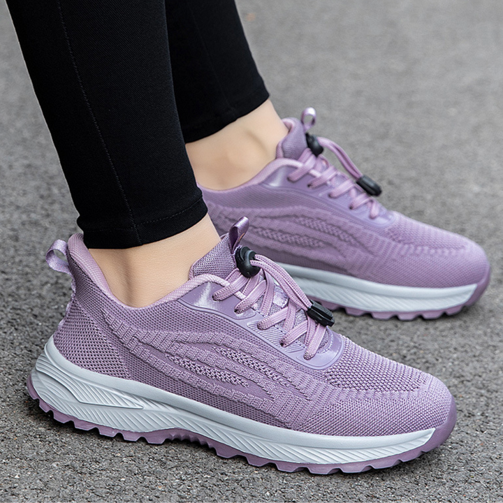 Paarse dames sneakers met dikke zool, ademend mesh bovenwerk en vetersluiting. Comfortabele sportschoenen voor dagelijks gebruik en wandelen.