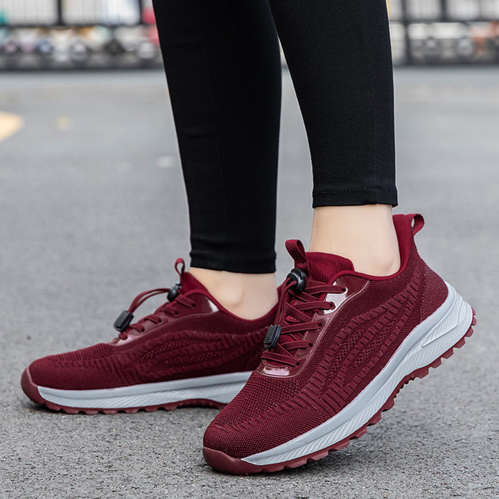 Rode dames sneakers met witte zool, comfortabel en stijlvol, perfect voor hardlopen of casual gebruik. Ideaal voor sportieve en modieuze looks.