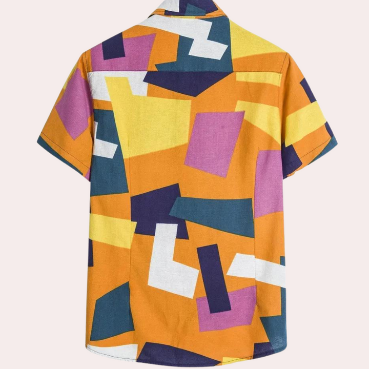 Kleurrijk herenoverhemd met korte mouwen, abstract geometrisch patroon in oranje, paars, geel en blauw. Perfect voor zomerse casual outfits.