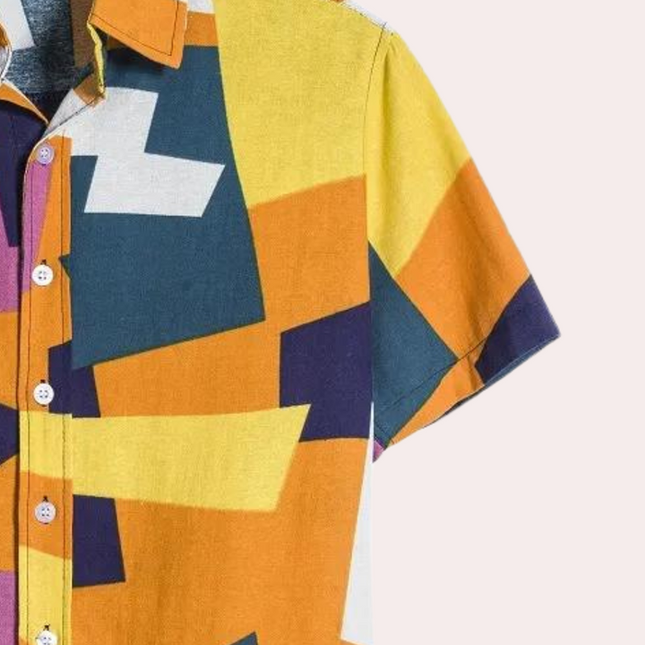 Kleurrijk herenoverhemd met geometrisch patroon, korte mouwen en knoopsluiting. Ideaal voor casual zomeroutfits. 100% katoen.