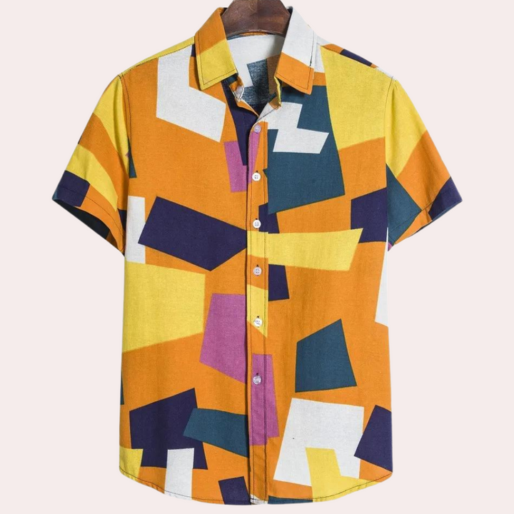 Geometrisch patroon overhemd met korte mouwen in geel, oranje, blauw en paars. Moderne herenmode, kleurrijk design, casual stijl.