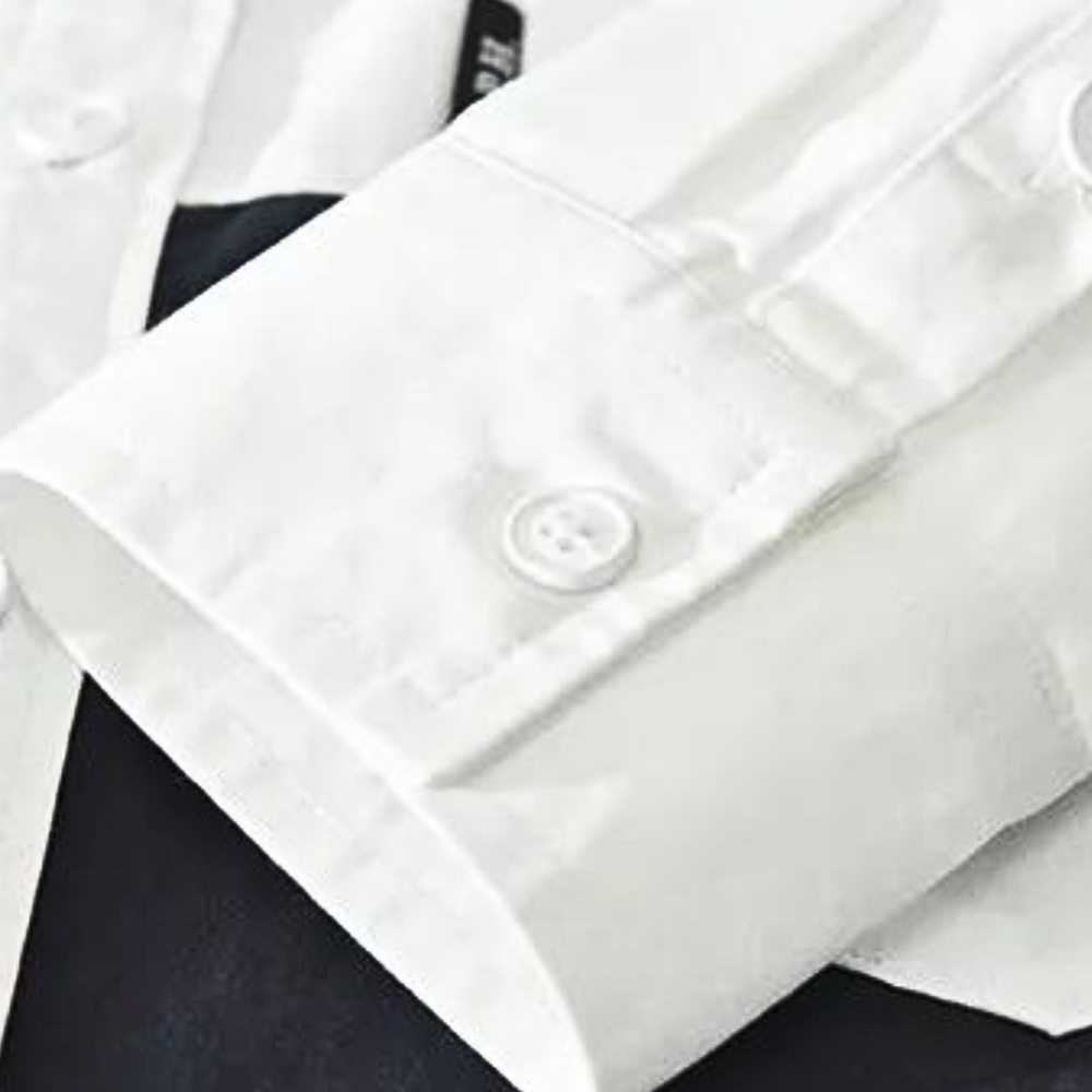 Witte overhemd met knoopsluiting, detailopname van mouw en kraag. Hoogwaardige katoenen stof, geschikt voor formele en zakelijke gelegenheden.