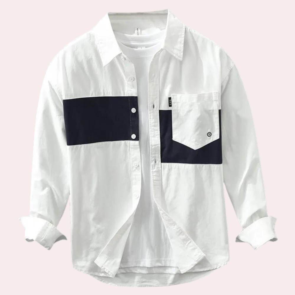 Witte herenoverhemd met lange mouwen, zwart horizontaal paneel en borstzak. Stijlvol casual design, ideaal voor modieuze herenkleding.