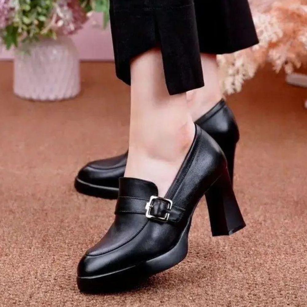 Zwarte leren damesschoenen met hoge hak en gesp, stijlvolle pumps voor formele gelegenheden, elegant design, comfortabele pasvorm.