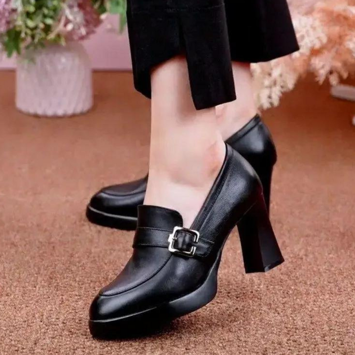 Zwarte leren damesschoenen met hoge hak en gesp, stijlvolle pumps voor formele gelegenheden, elegant design, comfortabele pasvorm.