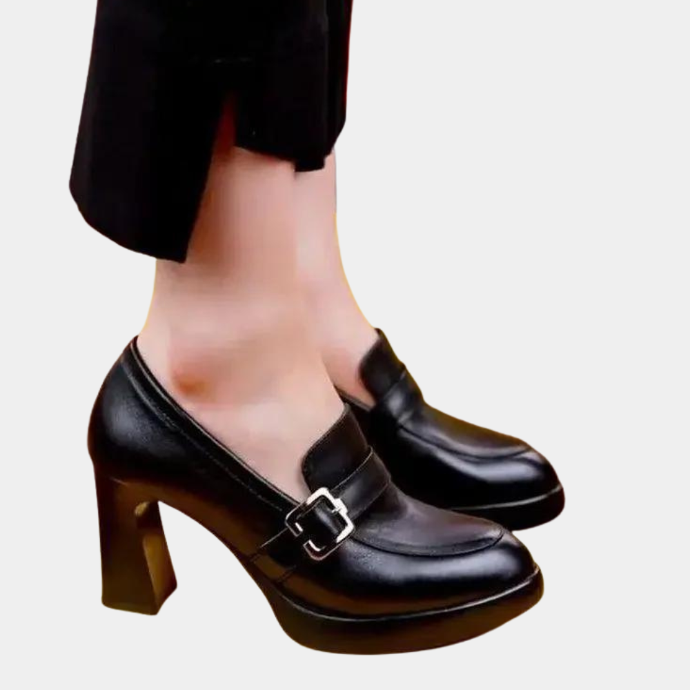 Zwarte leren damesschoenen met hoge hak en gesp, stijlvolle pumps voor formele gelegenheden. Elegante zwarte hakken, modieuze damesmode.