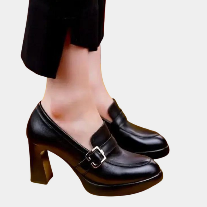 Zwarte leren damesschoenen met hoge hak en gesp, stijlvolle pumps voor formele gelegenheden. Elegante zwarte hakken, modieuze damesmode.