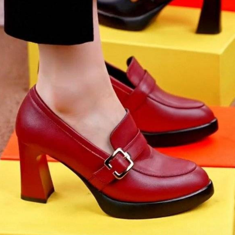 Rode dameshak met gesp, leren pumps, modieuze schoenen, comfortabele hak, stijlvolle rode schoenen, perfect voor dagelijks gebruik en speciale gelegenheden.