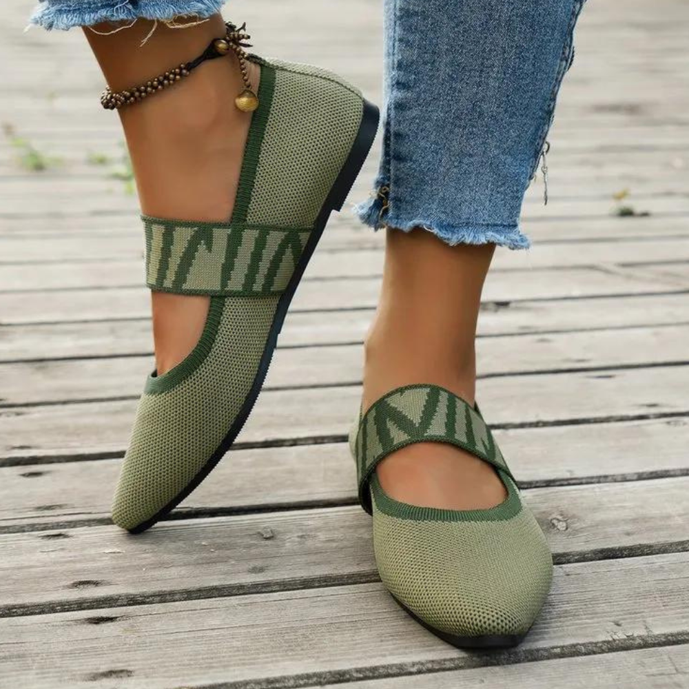 Groene dames ballerina's met patroon, gedragen op houten vloer. Comfortabele, stijlvolle schoenen, perfect voor casual outfits.