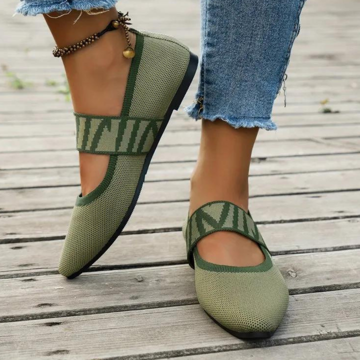 Groene dames ballerina's met patroon, gedragen op houten vloer. Comfortabele, stijlvolle schoenen, perfect voor casual outfits.
