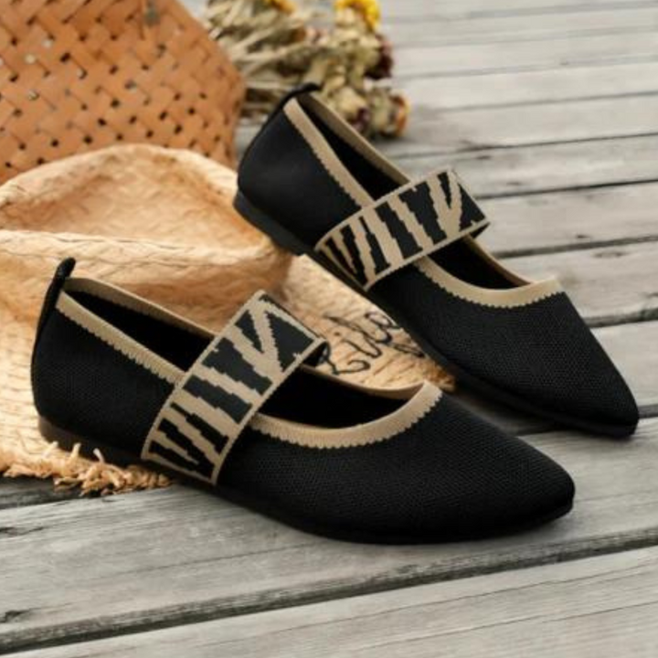Zwarte damesballerina's met zebraprint band, ademend mesh, platte zool, perfect voor casual zomeroutfits. Stijlvolle en comfortabele schoenen.