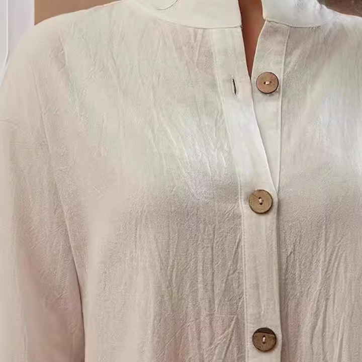 Witte blouse met houten knopen, crinkle stof, lange mouwen, casual damesmode, stijlvolle kleding, detailopname, modetrend 2023.