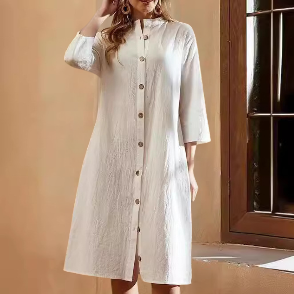Witte linnen jurk met knoopsluiting, driekwart mouwen en losse pasvorm. Perfect voor casual zomeroutfits. Comfortabele en stijlvolle damesmode.