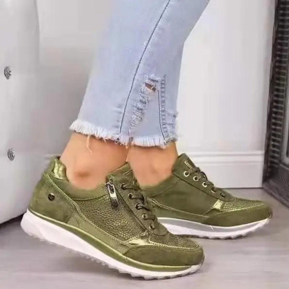 Groene dames sneakers met witte zool, gedragen met lichtblauwe jeans. Comfortabele, modieuze schoenen voor dagelijks gebruik.