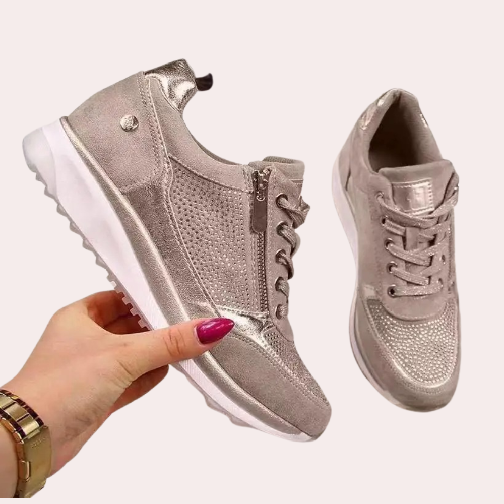 Dames sneakers in metallic beige met glinsterende details, ritssluiting en veters. Comfortabele, modieuze schoenen voor dagelijks gebruik.