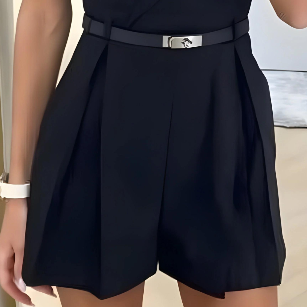 Zwarte dames short met plooien en riem, elegante zomermode, stijlvolle kleding voor vrouwen, geschikt voor casual en formele gelegenheden.