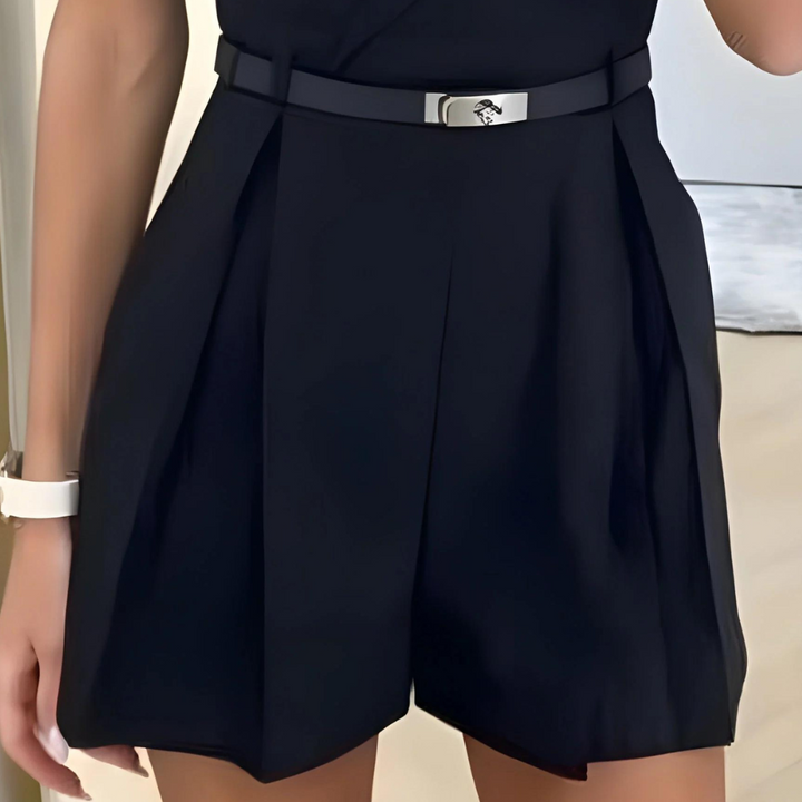 Zwarte dames short met plooien en riem, elegante zomermode, stijlvolle kleding voor vrouwen, geschikt voor casual en formele gelegenheden.