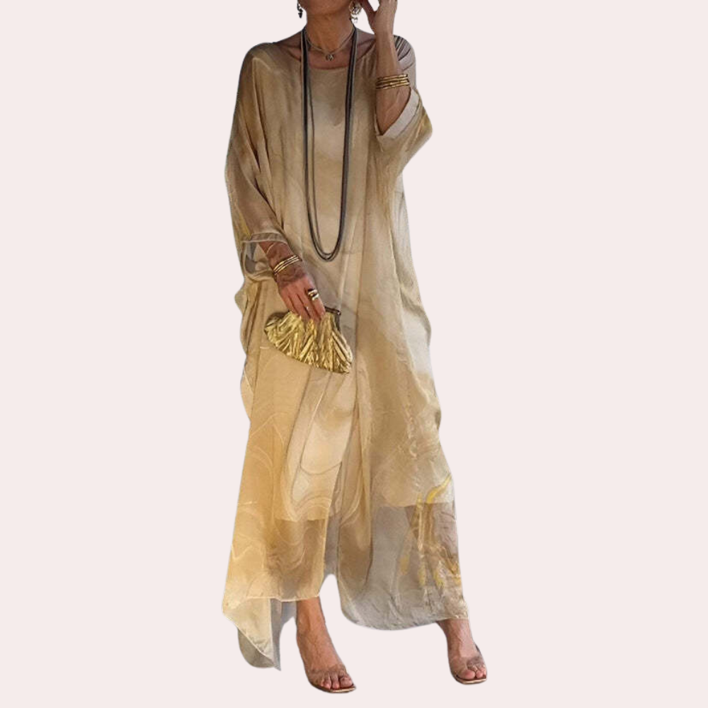 Vrouw in elegante, gele maxi-jurk met lange ketting en gouden clutch. Perfect voor zomerfeestjes. Trendy damesmode, stijlvolle avondkleding.