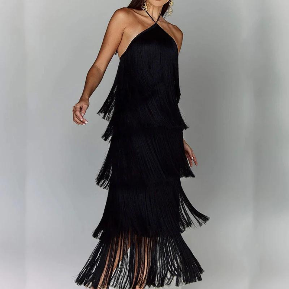 Zwarte franjes jurk, halternek, elegante avondjurk, modieuze dameskleding, feestjurk, trendy design, chique uitstraling, stijlvolle outfit.