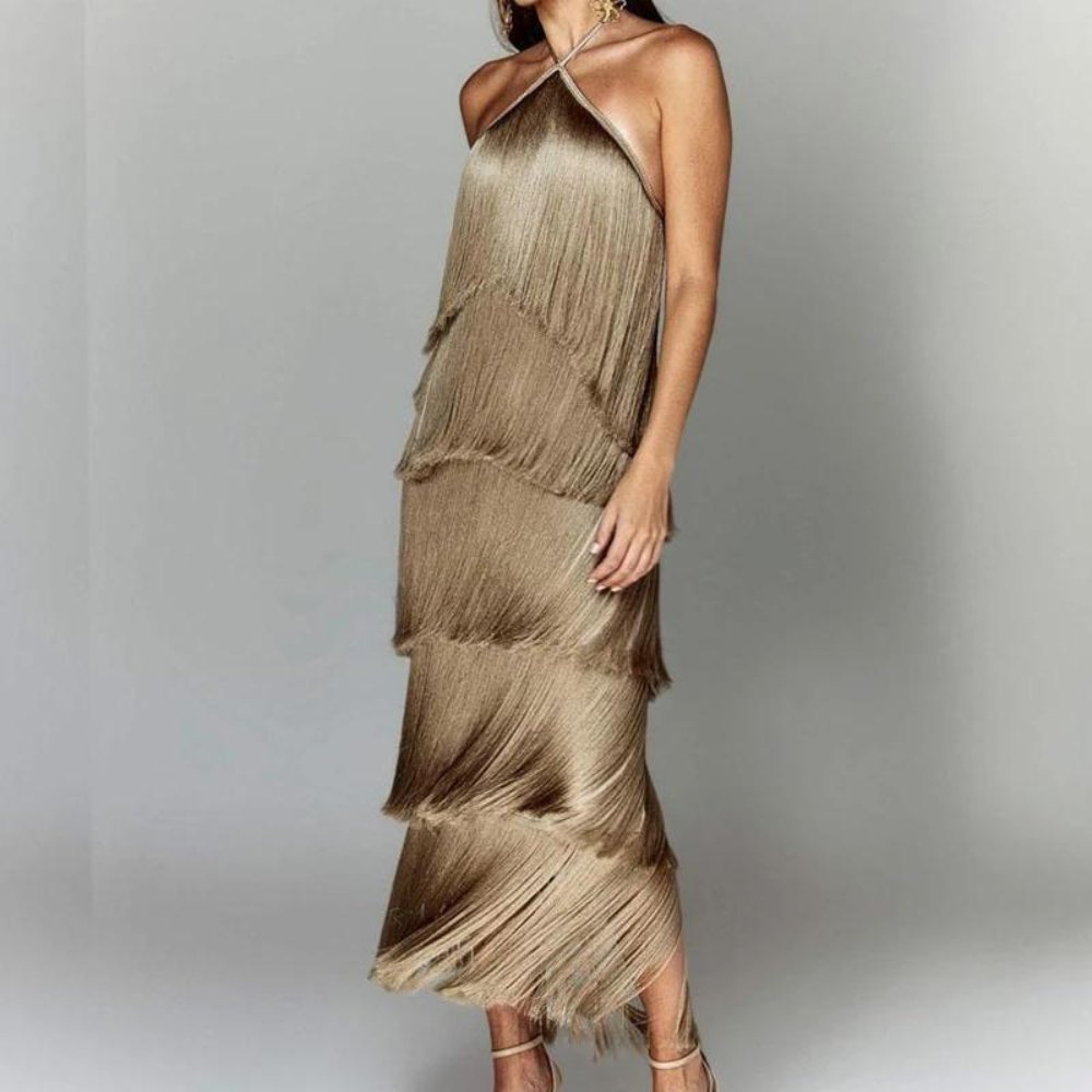 Camelkleurige, mouwloze jurk met franjes, halternek en elegante uitstraling. Perfect voor avondkleding en modieuze evenementen.