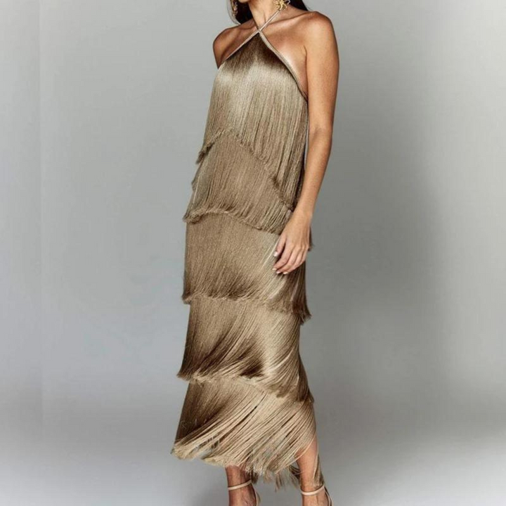 Camelkleurige, mouwloze jurk met franjes, halternek en elegante uitstraling. Perfect voor avondkleding en modieuze evenementen.
