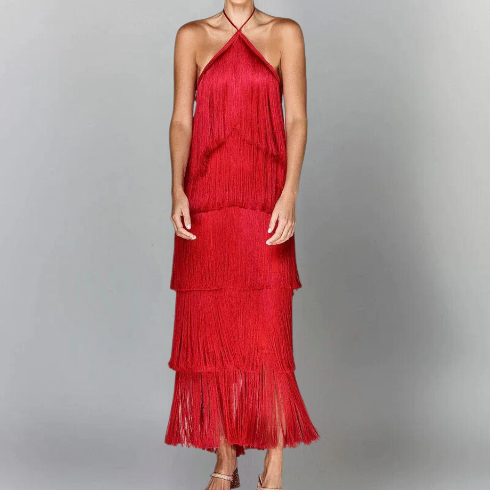 Rode franjesjurk met halternek, elegante avondjurk, lange lagen, perfect voor feestelijke gelegenheden, modieuze dameskleding.