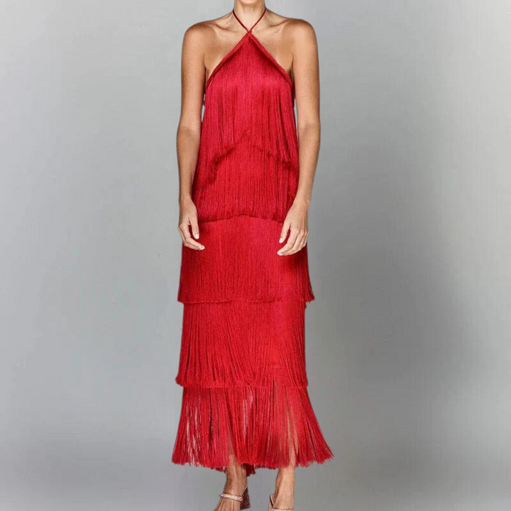 Rode franjesjurk met halternek, elegante avondjurk, lange lagen, perfect voor feestelijke gelegenheden, modieuze dameskleding.
