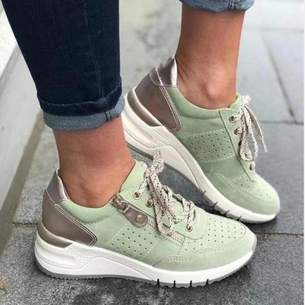 Groene dames sneakers met witte zool en beige accenten, casual stijl, comfortabele pasvorm, perfect voor dagelijks gebruik en wandelingen.