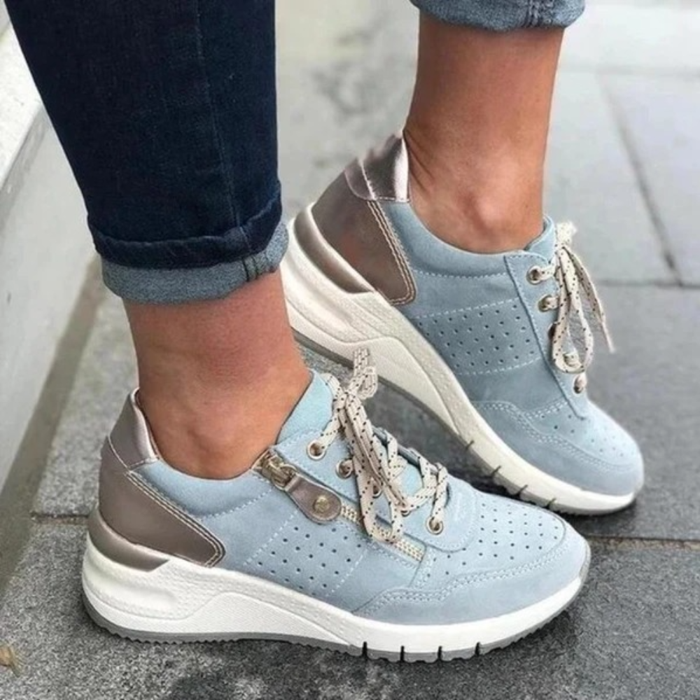 Lichtblauwe dames sneakers met witte zool en beige accenten, casual en comfortabel, perfect voor dagelijks gebruik. Modieuze schoenen voor dames.